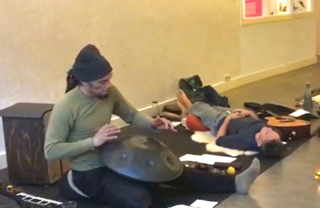 Yoga en klankensessie