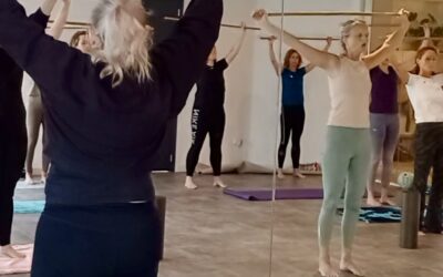 Een mat pilatesles met materialen