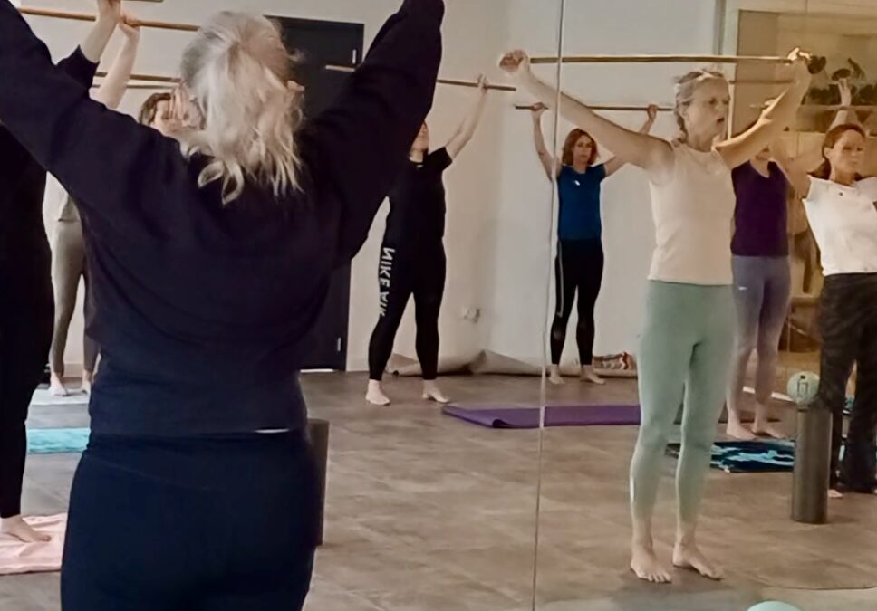 Een mat pilatesles met materialen